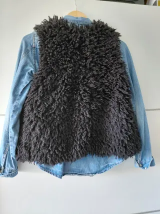 Chaleco efecto pelo negro.