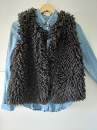 Chaleco efecto pelo negro.