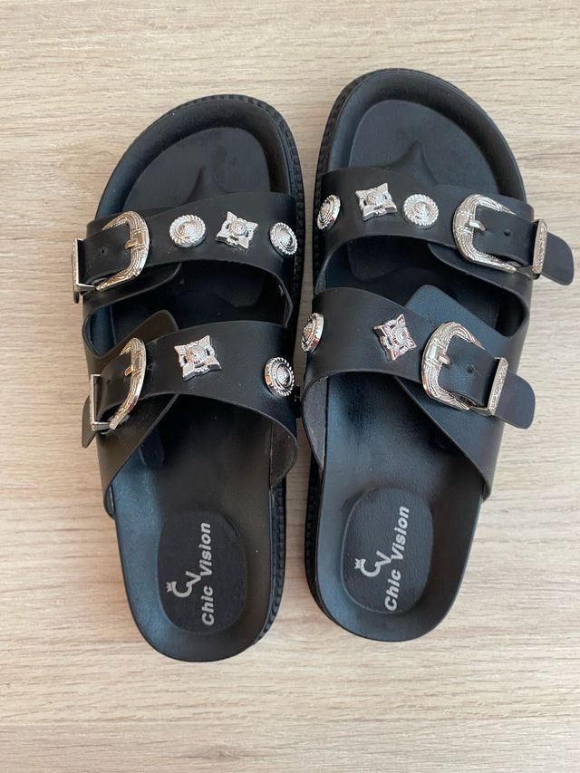 Sandalias negras Chic Vision con tachuelas