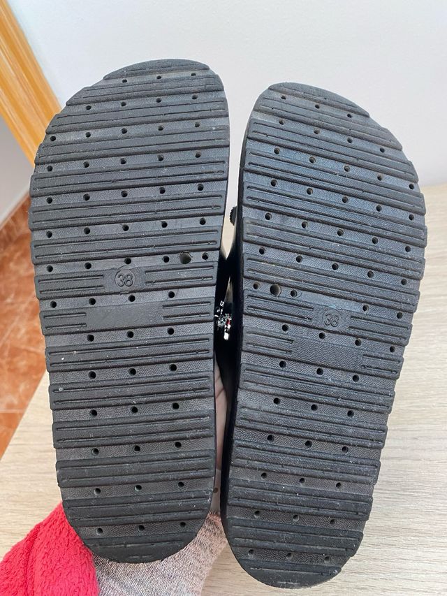 Sandalias negras Chic Vision con tachuelas