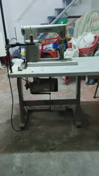 Máquina de coser de aparar y cosido