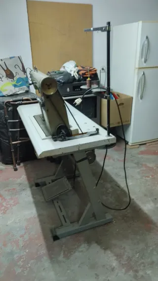 Máquina de coser de aparar y cosido