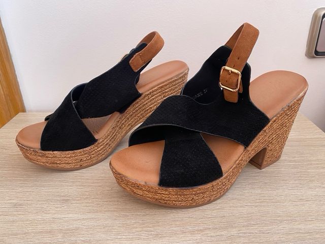 Sandalias de cuña negras y marrones