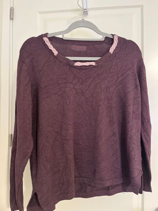 Jersey burdeos con detalles rosas