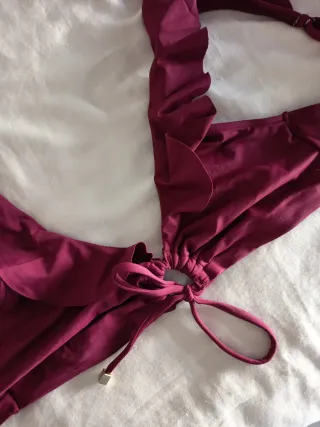 Top bikini morado con volantes Color vino