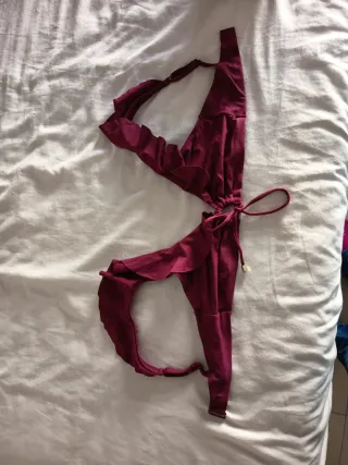 Top bikini morado con volantes Color vino