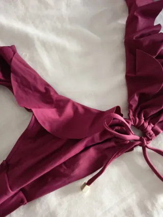Top bikini morado con volantes Color vino