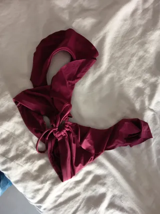 Top bikini morado con volantes Color vino