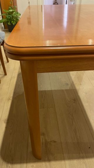 Mesa de comedor de madera