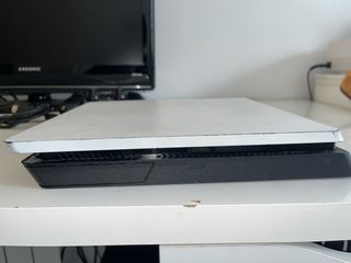 PS4 Slim 500GB + Mando y Juegos