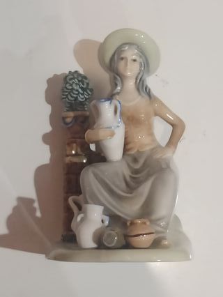 Estatuilla de porcelana mujer con cántaros