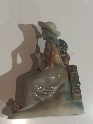 Estatuilla de porcelana mujer con cántaros