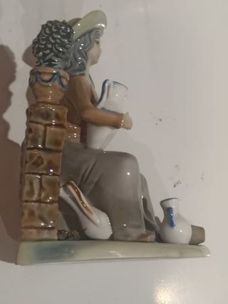 Estatuilla de porcelana mujer con cántaros