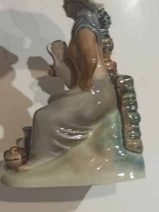 Estatuilla de porcelana mujer con cántaros