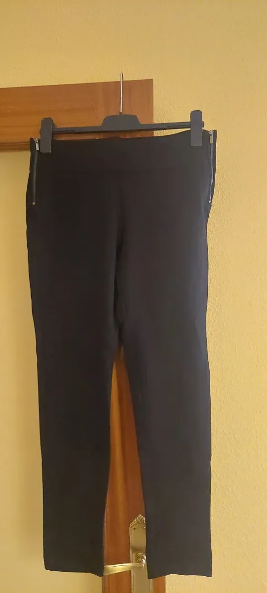 Pantalones negros con cremalleras laterales