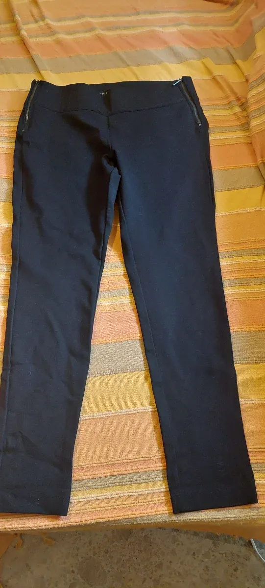 Pantalones negros con cremalleras laterales