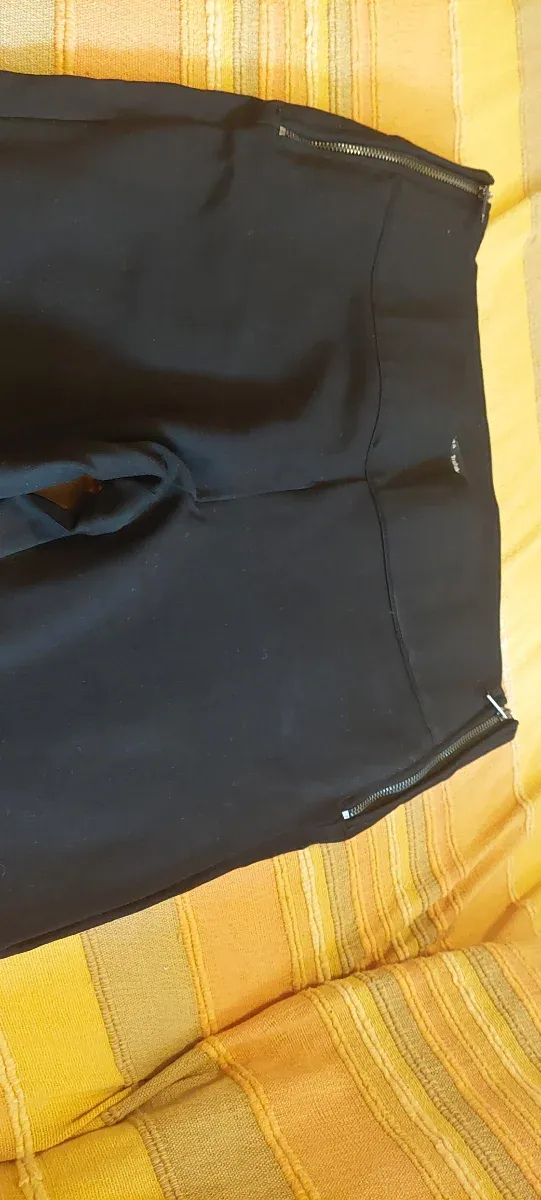 Pantalones negros con cremalleras laterales