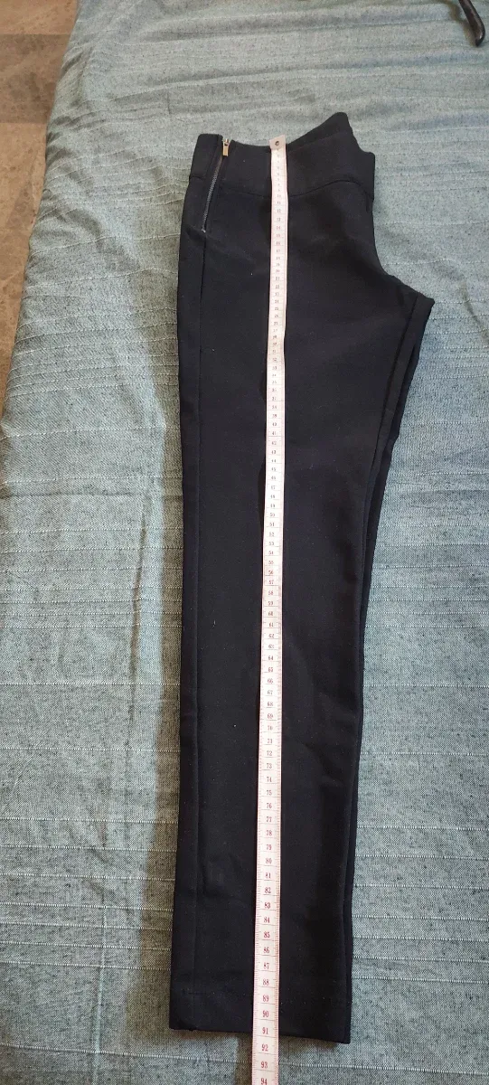 Pantalones negros con cremalleras laterales