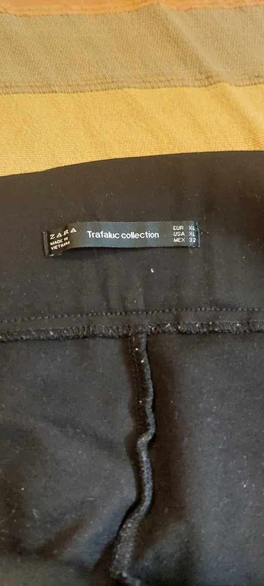 Pantalones negros con cremalleras laterales