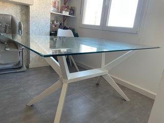Mesa comedor cristal y 6 sillas blancas nórdicas
