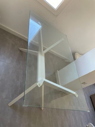 Mesa comedor cristal y 6 sillas blancas nórdicas