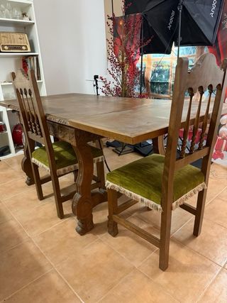 Mesa de madera rústica. y seis sillas a juego tall
