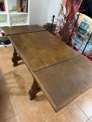 Mesa de madera rústica. y seis sillas a juego tall