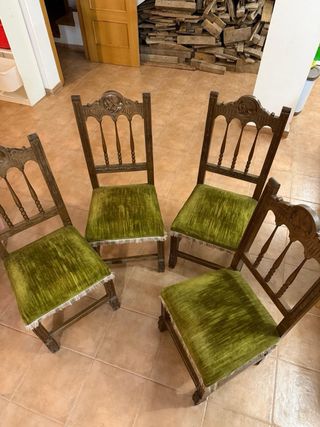 Mesa de madera rústica. y seis sillas a juego tall