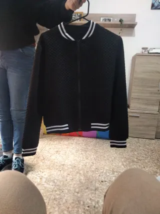 Chaqueta bomber negra con rayas blancas