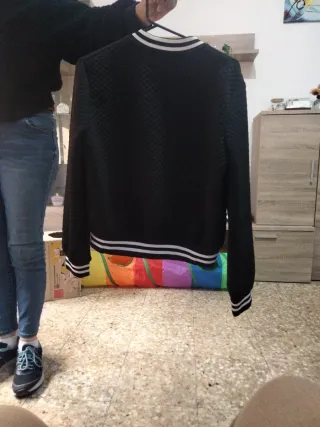 Chaqueta bomber negra con rayas blancas