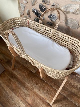 Moisés mimbre con soporte de madera