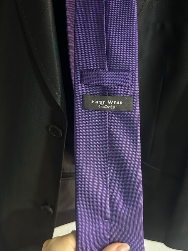 Traje Zara Negro con Corbata Morada