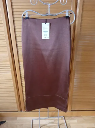 Falda de raso midi  Zara, marrón chocolate.