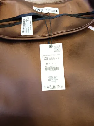 Falda de raso midi  Zara, marrón chocolate.