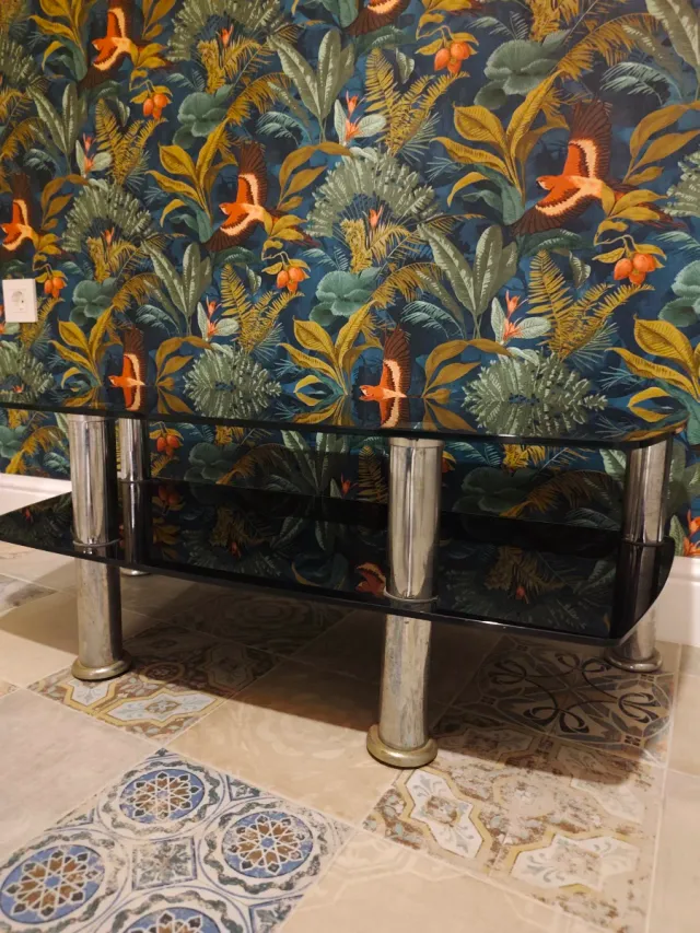 Mesa de cristal negra y metal