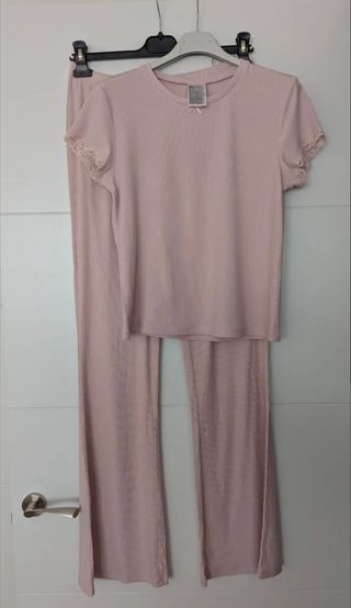 Pijama H&M flores verdes y blancas o Pijama malva.