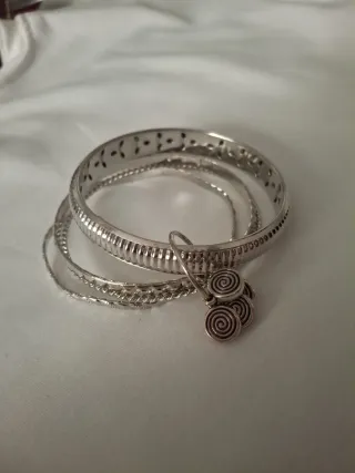 4 pulseras plateadas con adornos