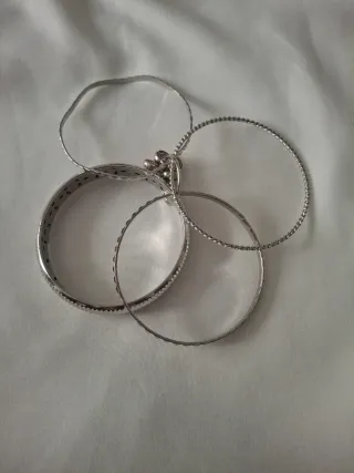 4 pulseras plateadas con adornos
