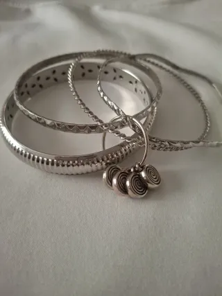 4 pulseras plateadas con adornos