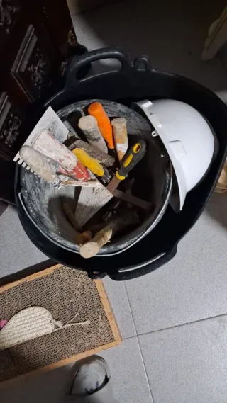 Kit herramientas albañil y casco