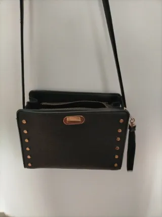 Bolso negro con tachuelas doradas