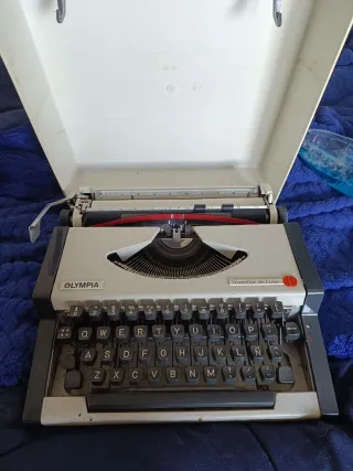 Máquina de escribir Olympia Traveller de Luxe
