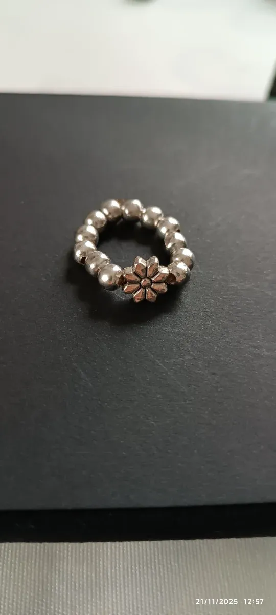 Anello elastico con fiorellino margherita