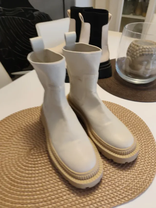 Botins Bege e Preto da Mango