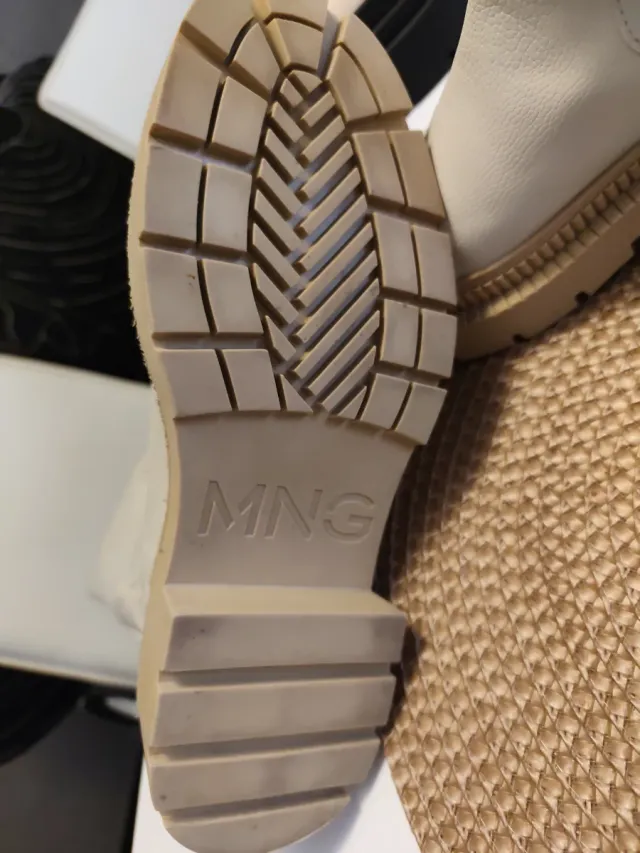 Botins Bege e Preto da Mango