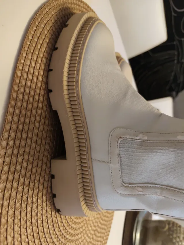 Botins Bege e Preto da Mango