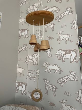 Mobile Montessori Madera sonajero en el cambiador