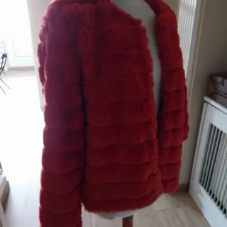 Abrigo corto de pelo rojo