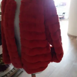 Abrigo corto de pelo rojo