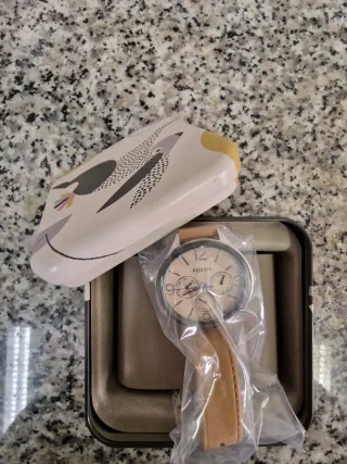 Reloj Fossil Beige con Correa de Cuero. Nuevo